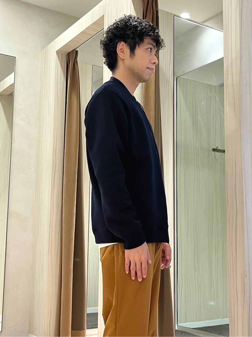 URAさんの「TAKEO KIKUCHI｜【尾州織】ブリスタ Vネック カットソー」を使ったコーディネート