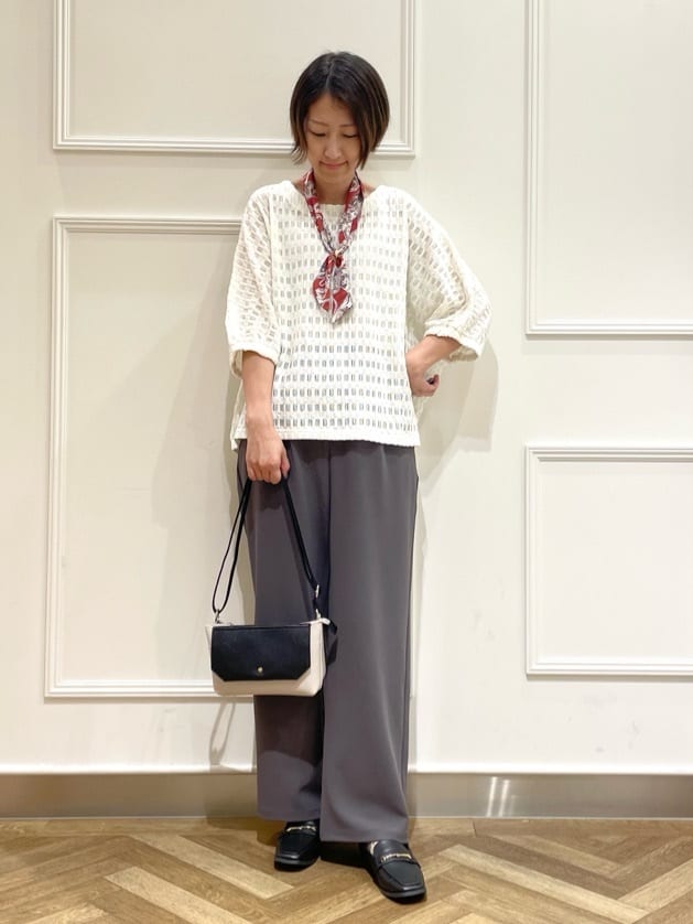 SOさんの「SHOO･LA･RUE｜【S-LL】涼やかで好印象 シアーチェック ドルマントップス」を使ったコーディネート