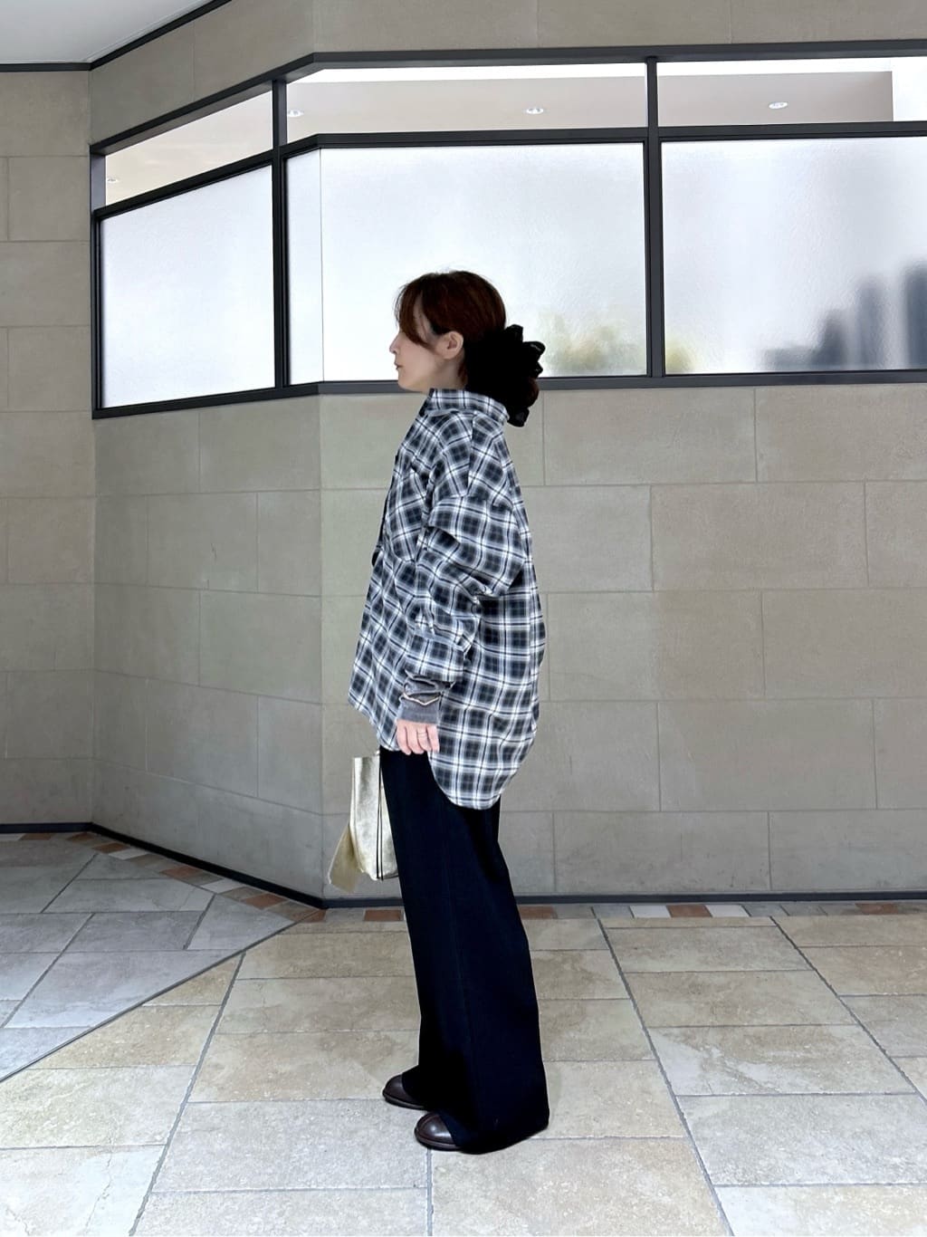 よねさんの「INDIVI｜オンブレチェックシャツ」を使ったコーディネート