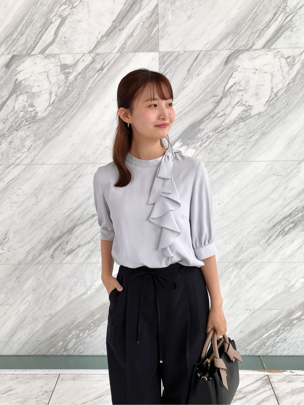 みさかさんの「index｜ロールカラーアシメフリルリボンブラウス【洗濯機洗い可／イージーアイロン】」を使ったコーディネート