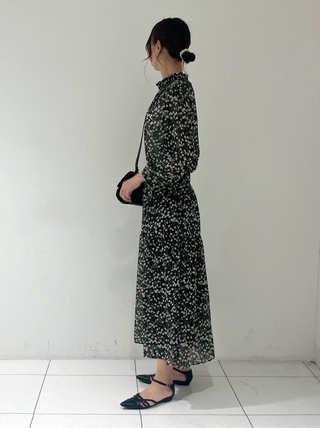 shioriさんの「INDIVI｜【秋映え柄/セットアップ可能】フラワーシフォンブラウス」を使ったコーディネート