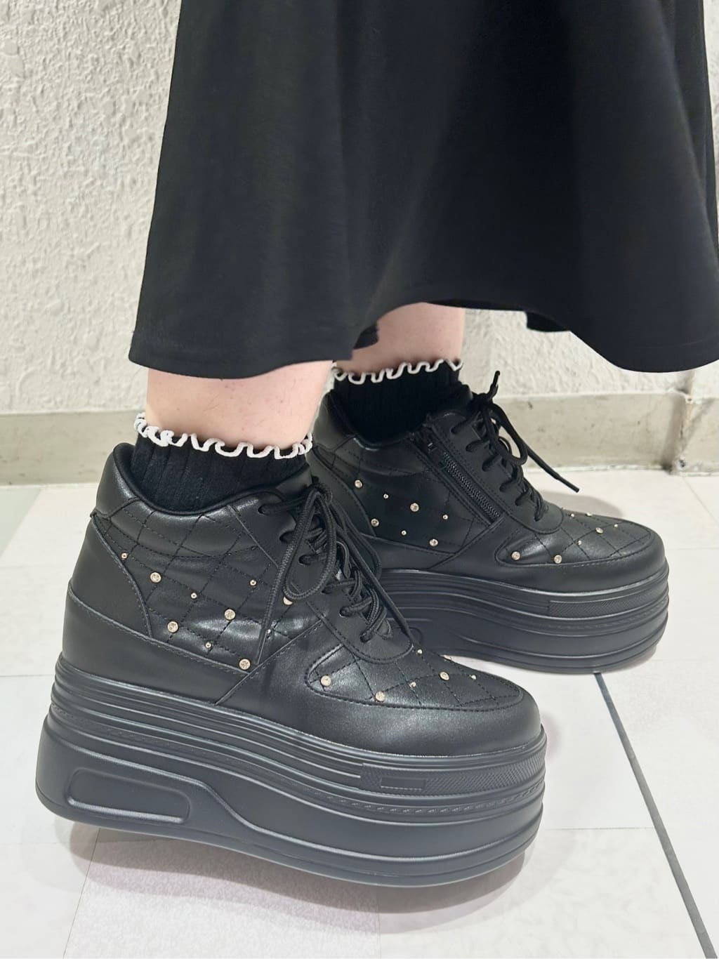 takeさんの「ESPERANZA｜【EC先行販売】きゅんフィット厚底フラットキルティングスタッズスニーカー」を使ったコーディネート