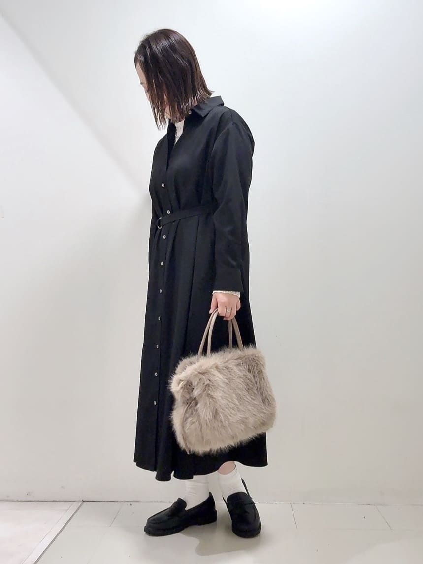 YUIさんの「UNTITLED｜【前開きボタン/ベルト付/羽織シャツ/】2WAYトレンチ風ワンピース」を使ったコーディネート