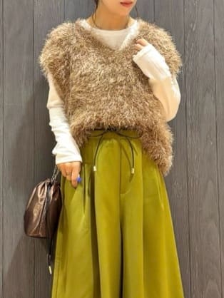 meiさんの「SHOO･LA･RUE｜【2点セット/S-LL】大人のフェミニンカジュアルに ラメシャギーニットベスト+ロンT」を使ったコーディネート