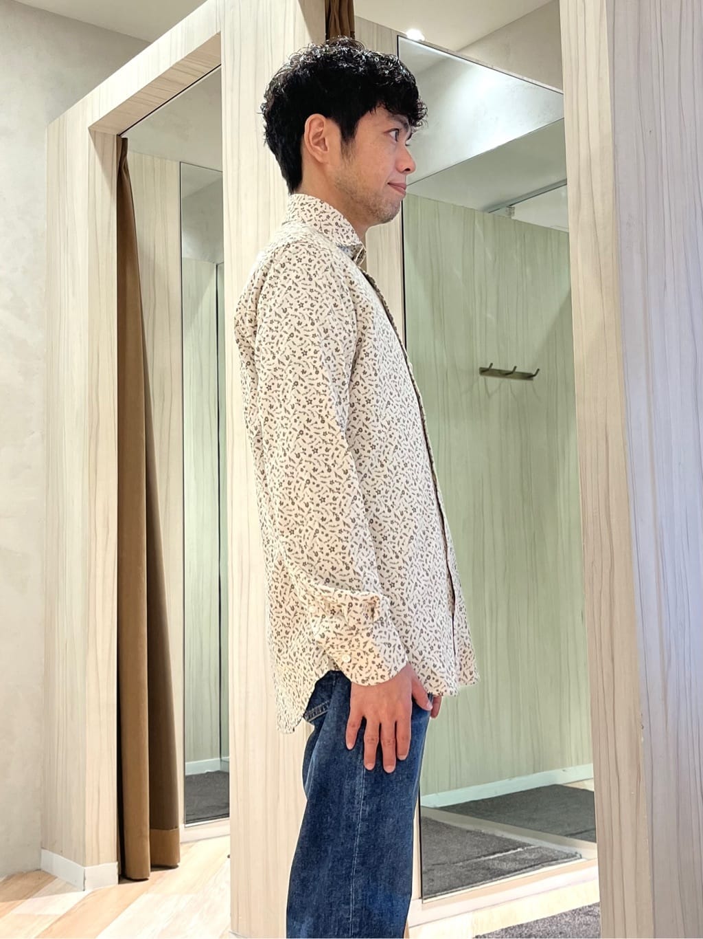 URAさんの「TAKEO KIKUCHI｜クールマックス 鹿の子 フラワープリントシャツ」を使ったコーディネート