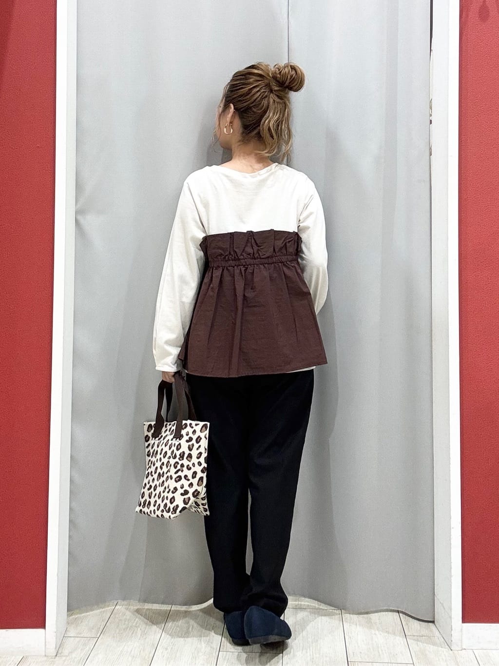 shioさんの「SHOO･LA･RUE｜【洗濯機可/S-LL】1枚で華やか フリルドッキングトップス」を使ったコーディネート