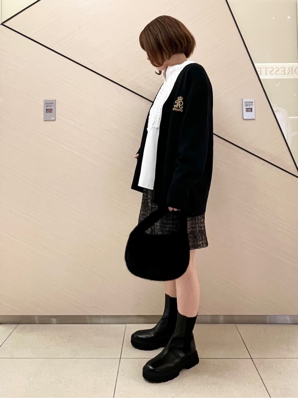 yahataさんの「DRESSTERIOR｜◆コンパクトフェイクファーバッグ」を使ったコーディネート