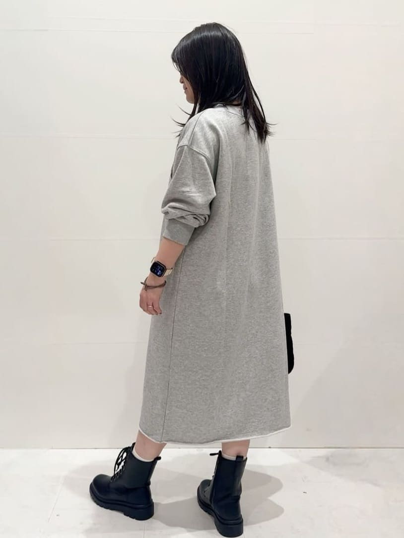 Minさんの「OPAQUE.CLIP｜ロゴプリント裏毛ワンピース【洗濯機OK】」を使ったコーディネート