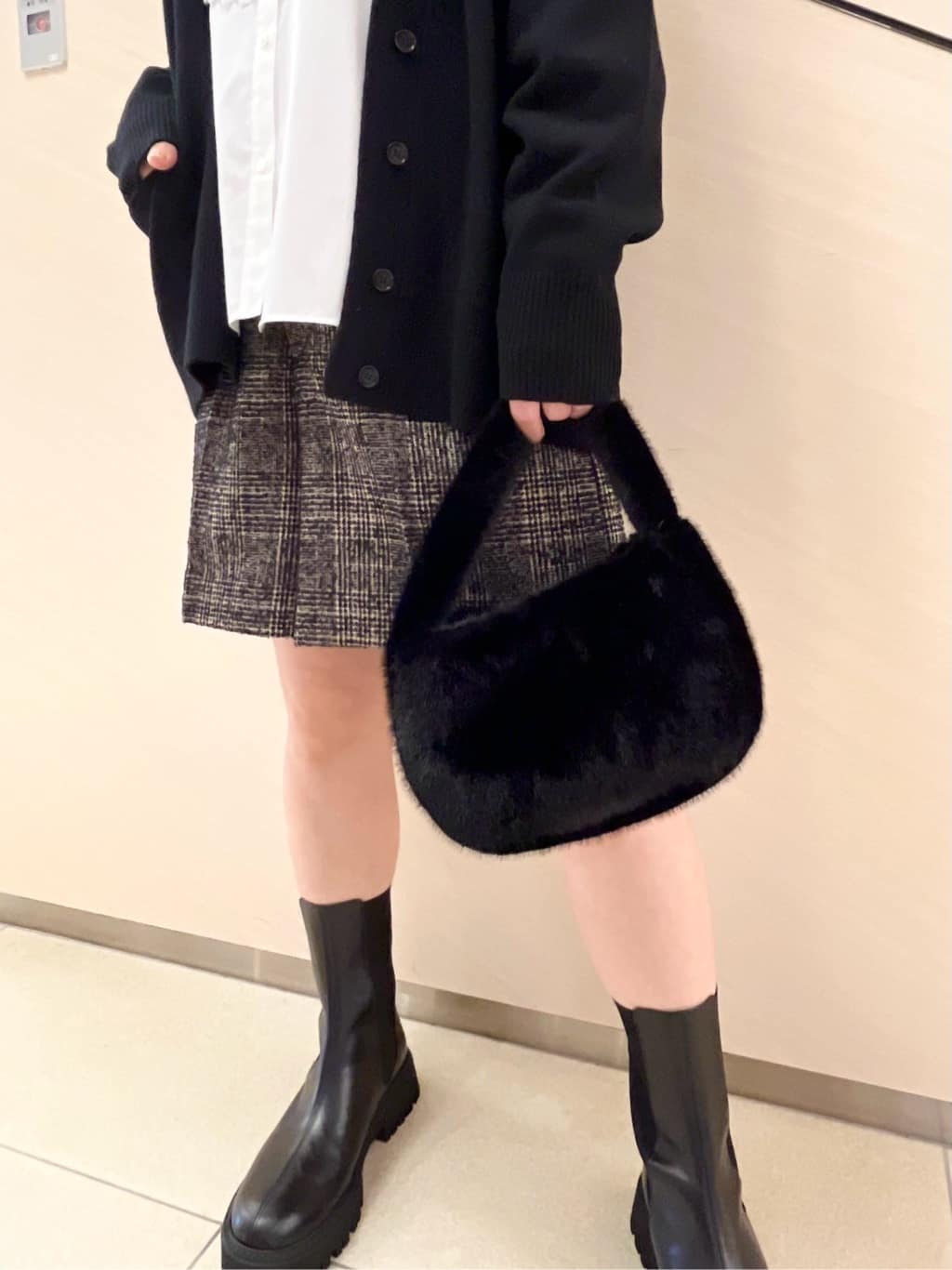 yahataさんの「DRESSTERIOR｜◆コンパクトフェイクファーバッグ」を使ったコーディネート