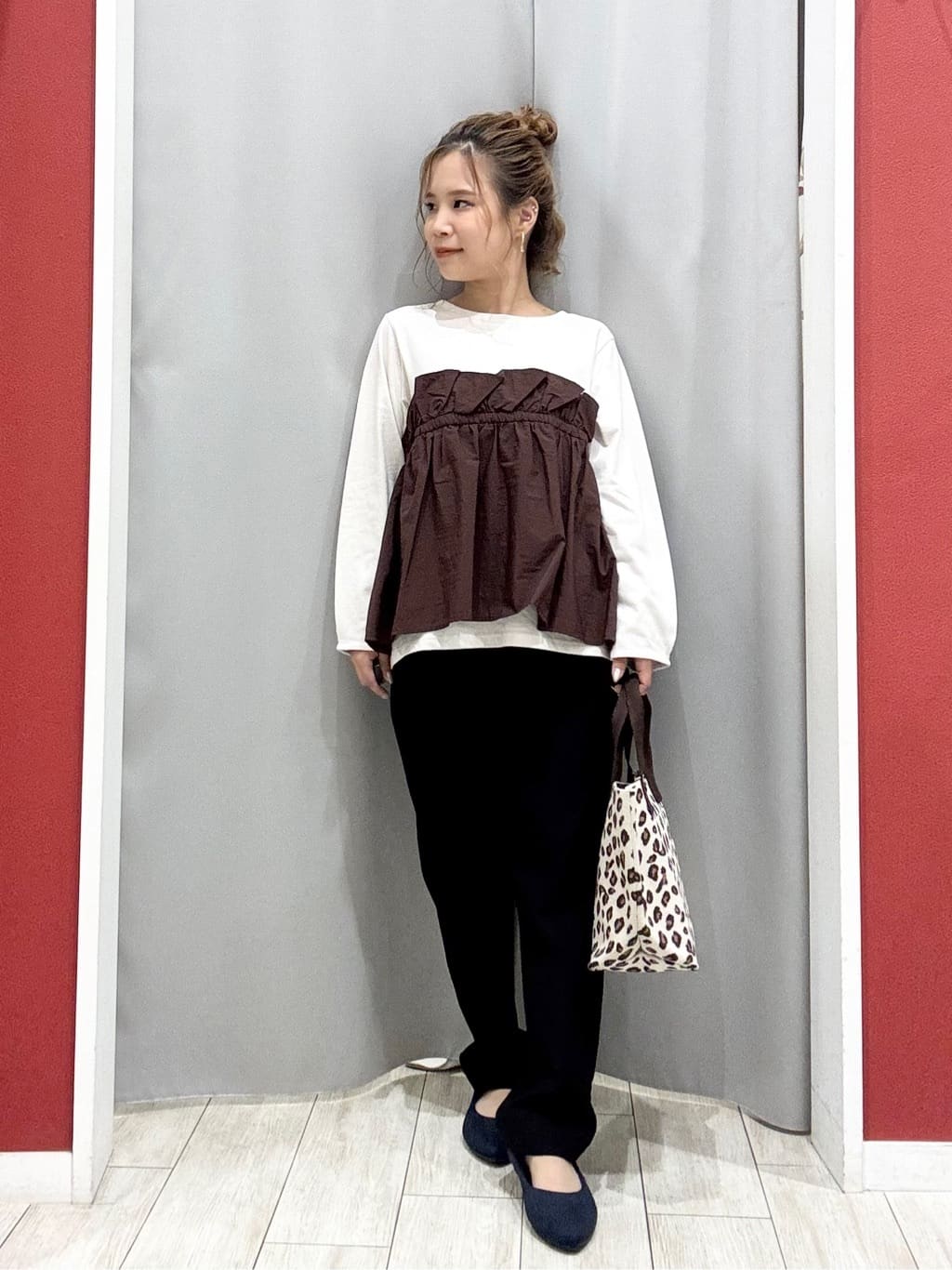 shioさんの「SHOO･LA･RUE｜【洗濯機可/S-LL】1枚で華やか フリルドッキングトップス」を使ったコーディネート