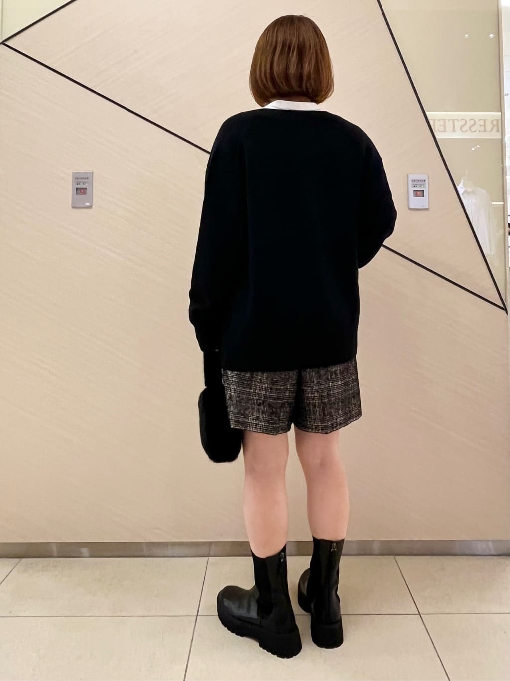 yahataさんの「DRESSTERIOR｜◆コンパクトフェイクファーバッグ」を使ったコーディネート