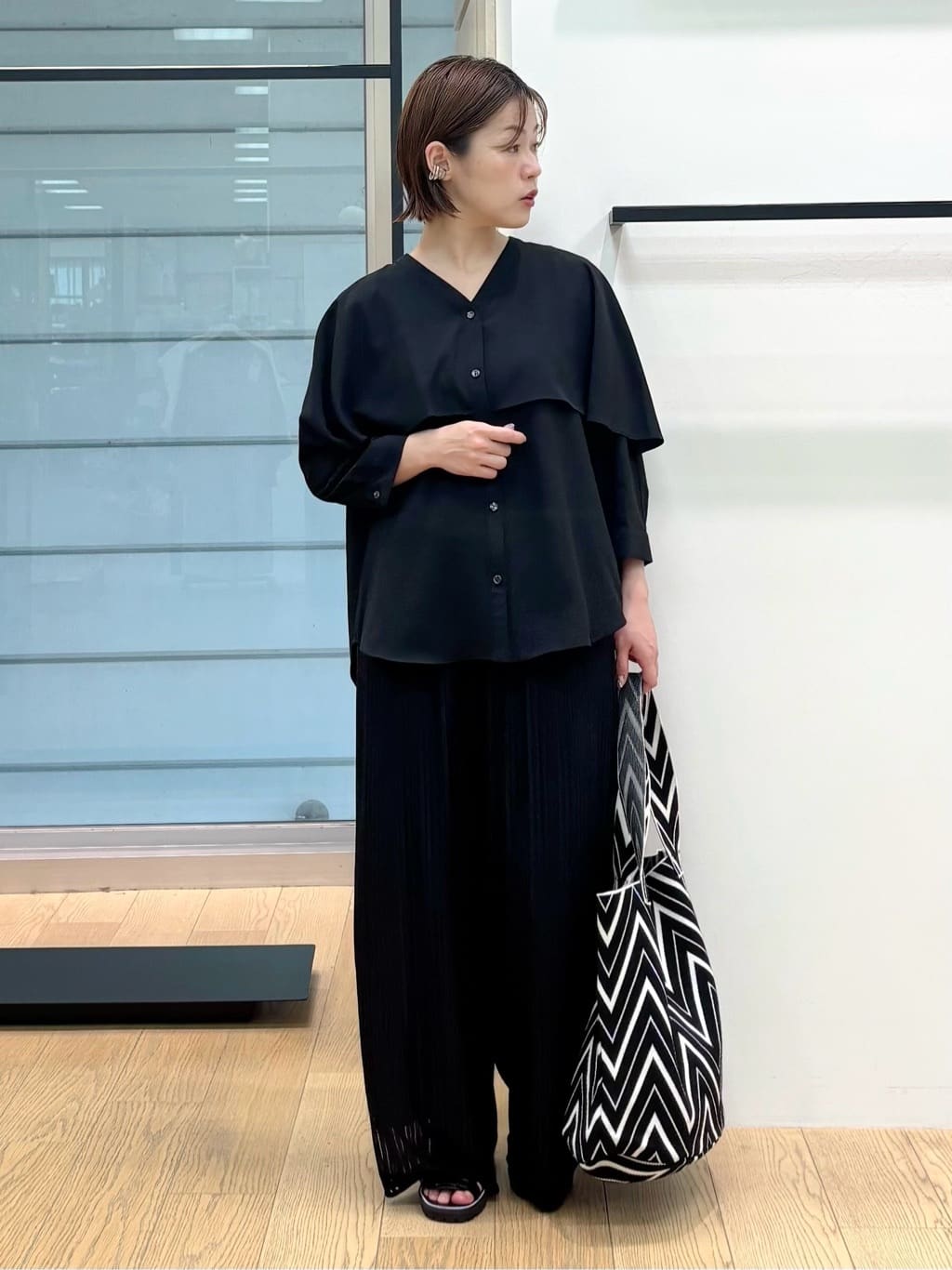 asamiさんの「INDIVI｜【羽織りとしても活躍！】ケープカラーブラウス」を使ったコーディネート