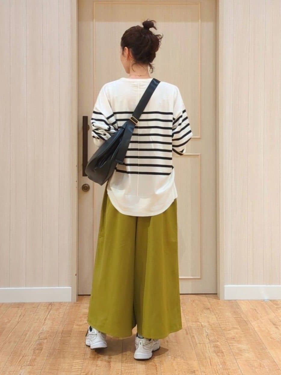 massuさんの「SHOO･LA･RUE｜【S-LL/2点セット】脚のラインを拾いにくい ベルト付きタックスカーチョパンツ」を使ったコーディネート