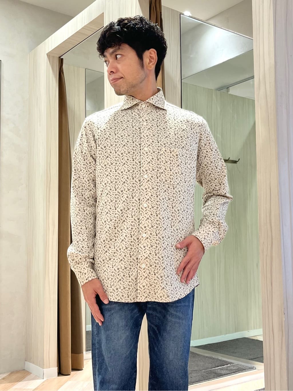 URAさんの「TAKEO KIKUCHI｜クールマックス 鹿の子 フラワープリントシャツ」を使ったコーディネート