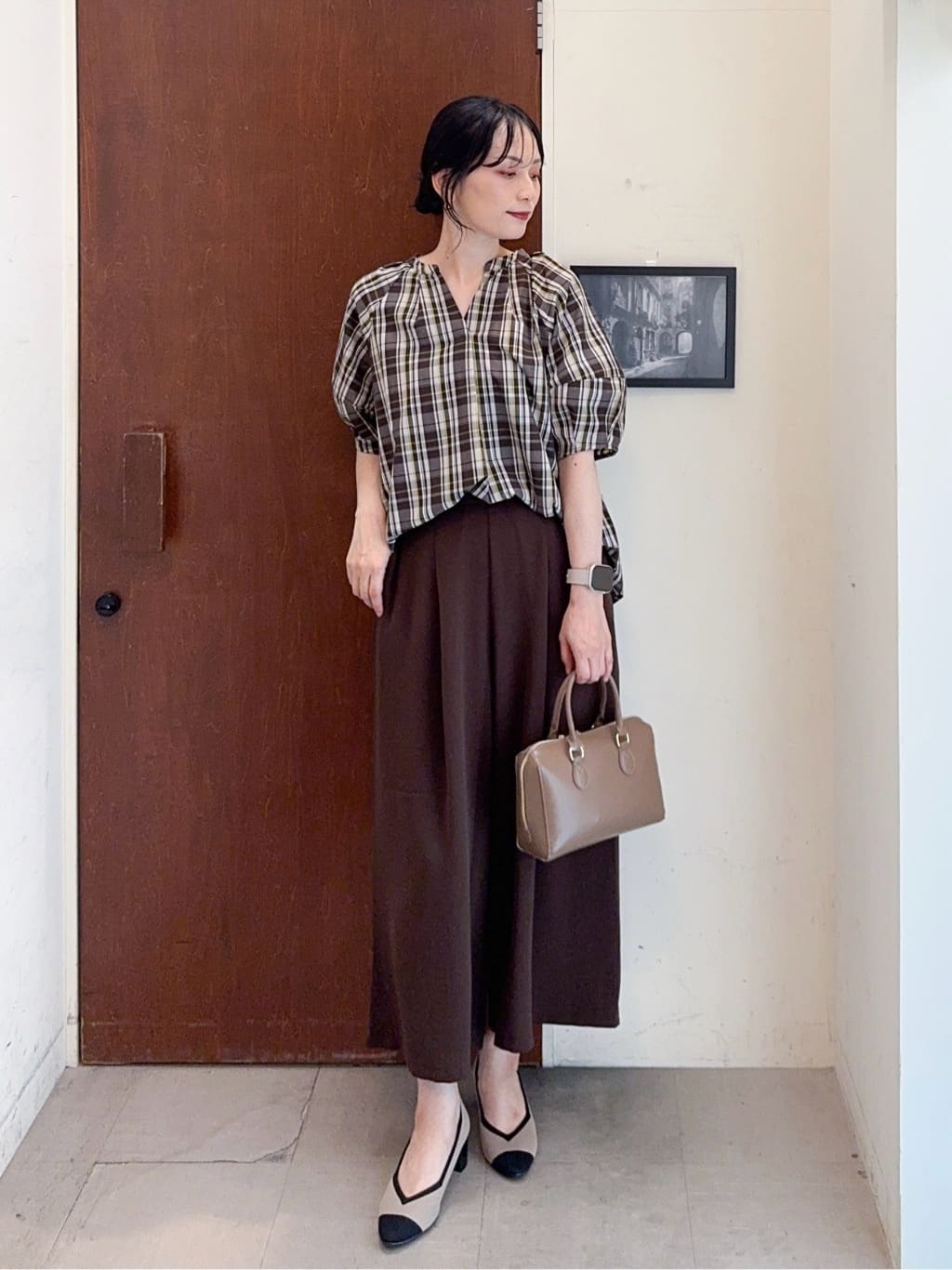 𝐇𝐢𝐫𝐨𝐦𝐢さんの「SHOO･LA･RUE｜【S-LL/洗濯後しわになりにくい】ランタンスリーブで女性らしく 5分袖スキッパーブラウス」を使ったコーディネート