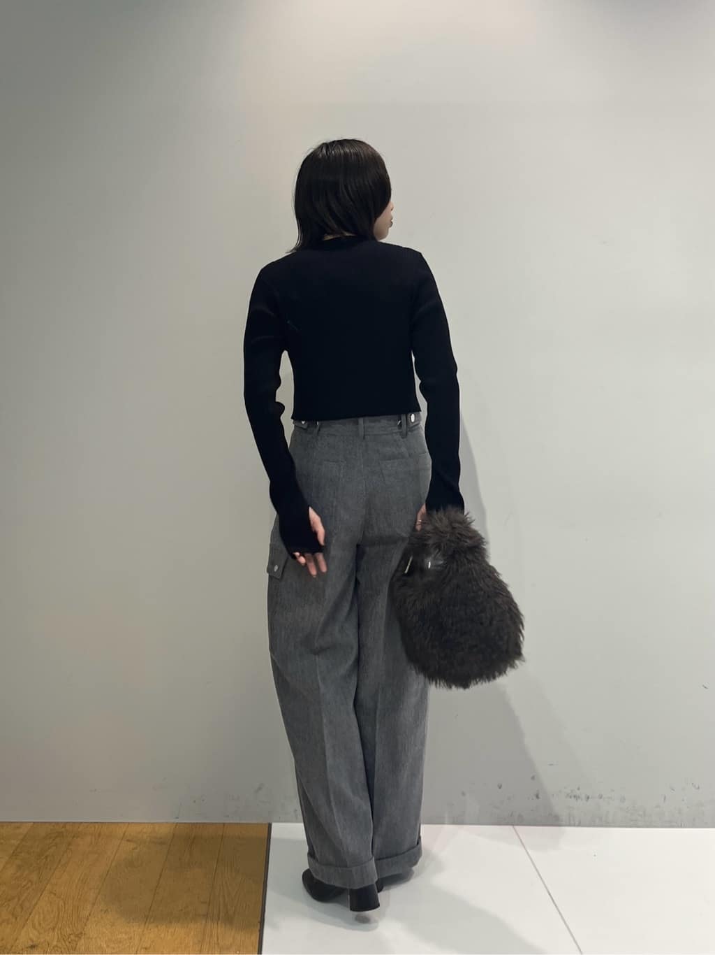 Harukaさんの「INDIVI｜【LE VERNIS】ポワールフラッフィーファーバッグ」を使ったコーディネート