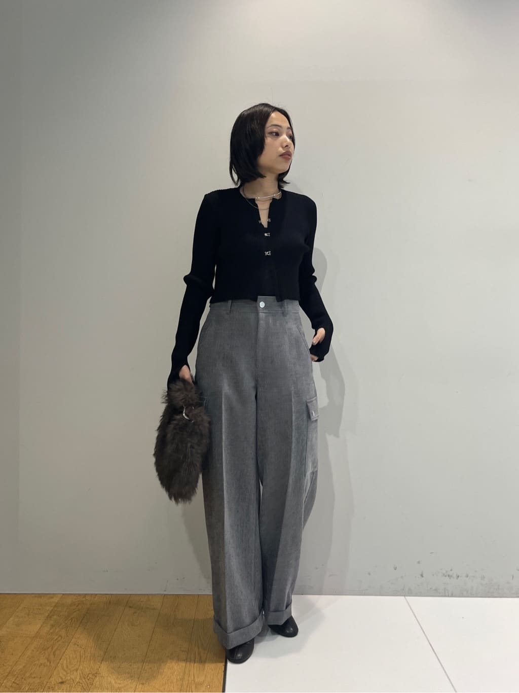 Harukaさんの「INDIVI｜【LE VERNIS】ポワールフラッフィーファーバッグ」を使ったコーディネート