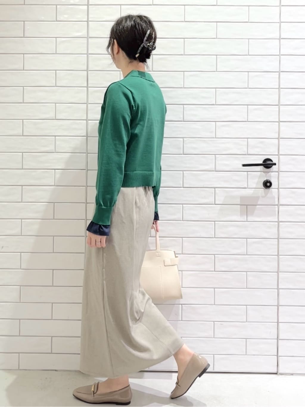 しおりさんの「OPAQUE.CLIP｜ストレッチダブルポケットタイトスカート【洗える】」を使ったコーディネート