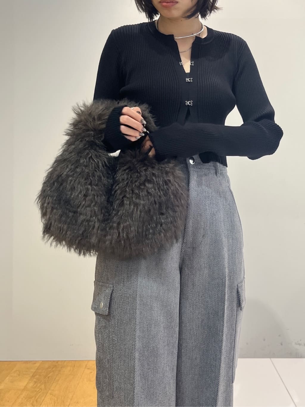 Harukaさんの「INDIVI｜【LE VERNIS】ポワールフラッフィーファーバッグ」を使ったコーディネート