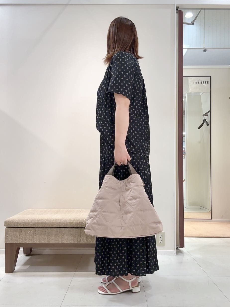 YUIさんの「UNTITLED｜【セットアップ可/リラクシー/通勤】スクエアジオメ柄ブラウス」を使ったコーディネート