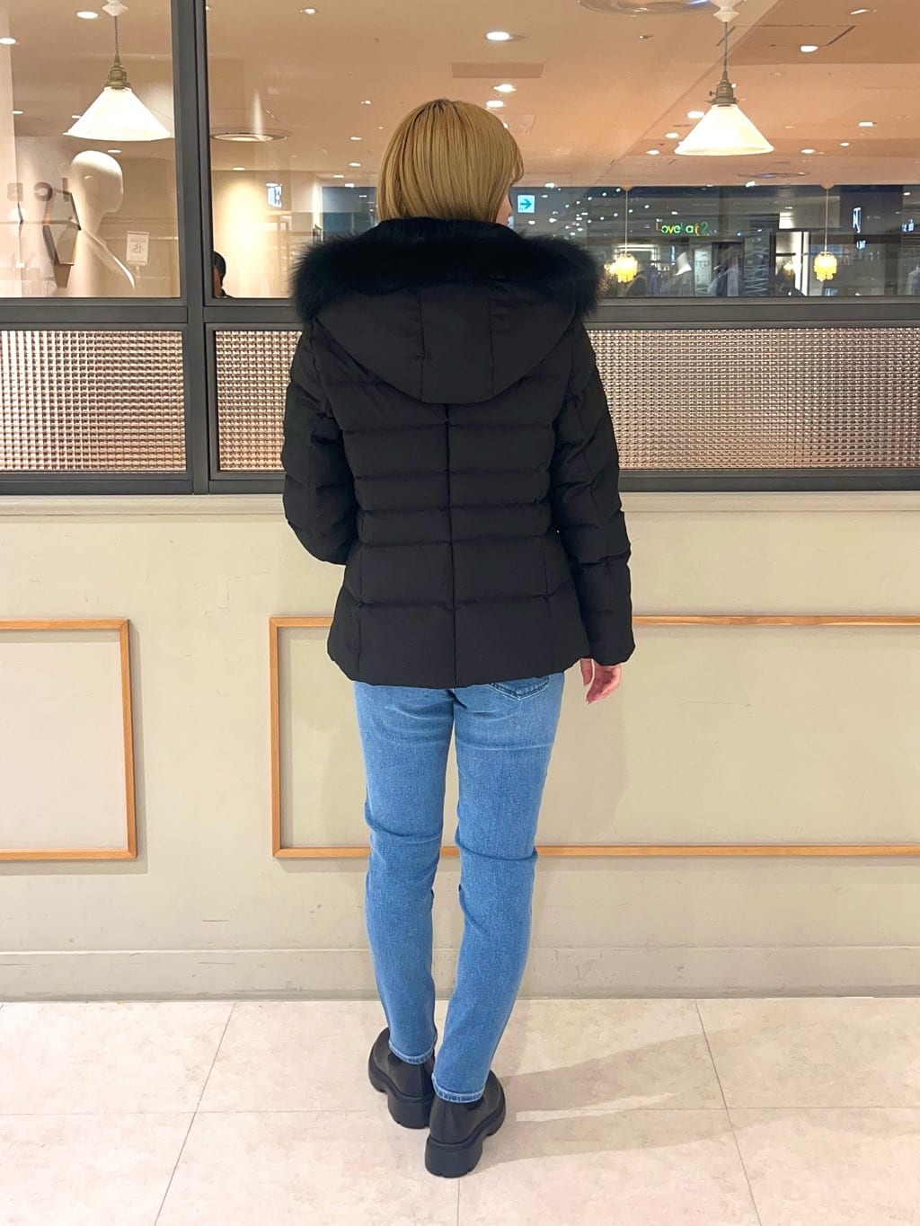 kumiさんの「INDIVI｜【名品／撥水／抗菌防臭】ショート丈リサイクルダウンコート」を使ったコーディネート