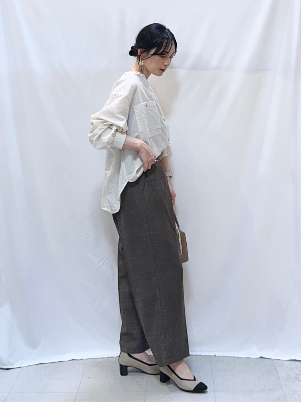 𝐇𝐢𝐫𝐨𝐦𝐢さんの「SHOO･LA･RUE｜【S-LL/洗濯後しわになりにくい】ゴールドパーツできれい見え 麻調タックワイドパンツ」を使ったコーディネート