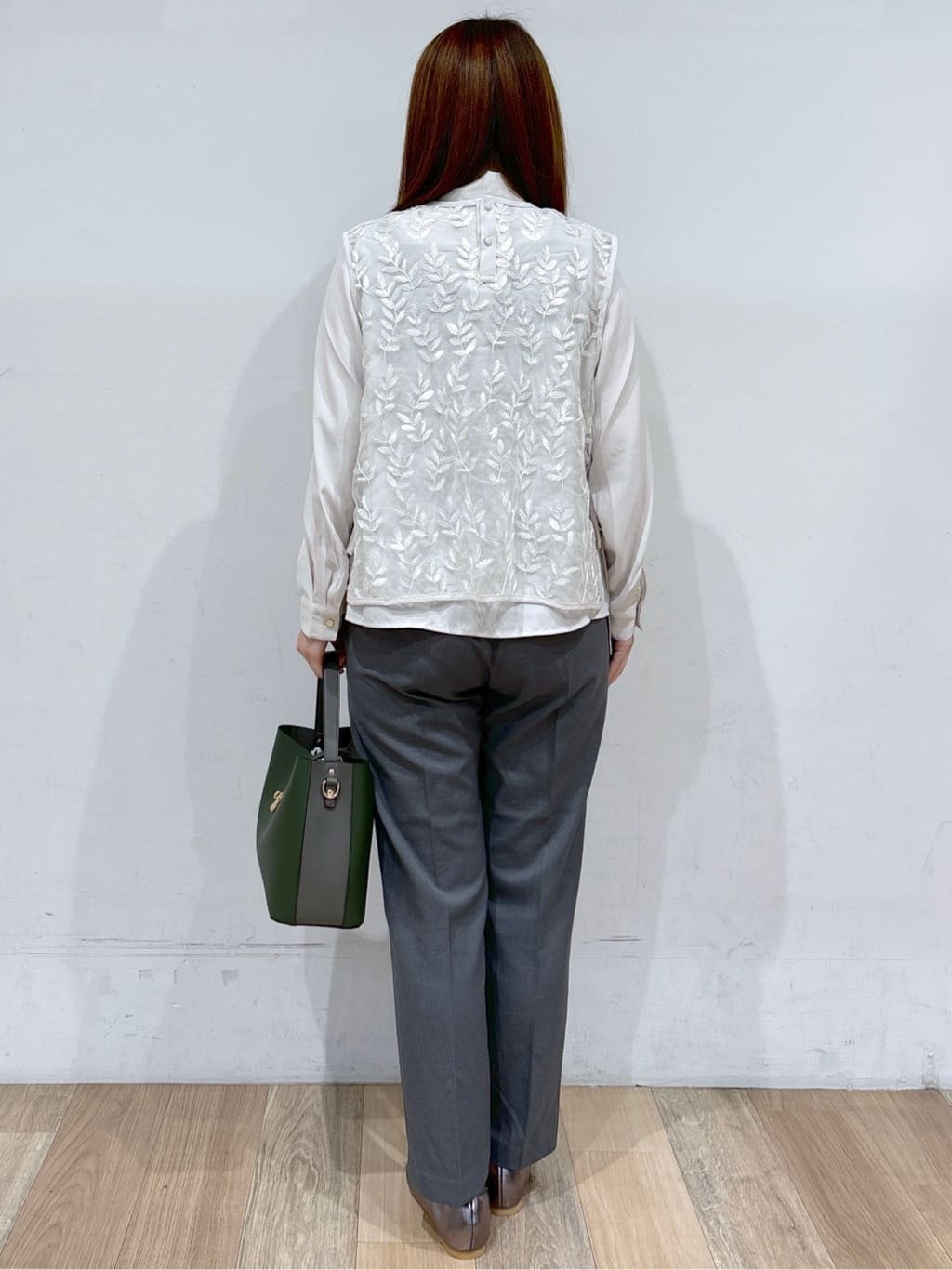 るーさんの「grove｜リーフ刺繍スパンコールベスト＆ブラウスセット」を使ったコーディネート