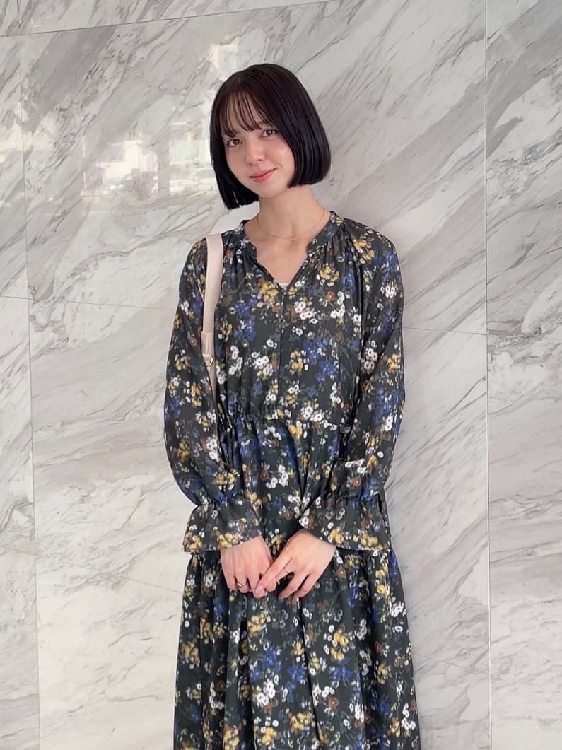 NATSUMIさんの「grove｜カスリフラワーティアードワンピース」を使ったコーディネート