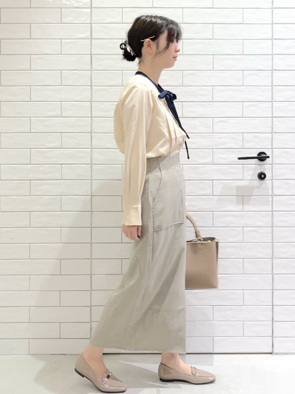 しおりさんの「OPAQUE.CLIP｜バイカラーボウタイブラウス【洗濯機OK】」を使ったコーディネート