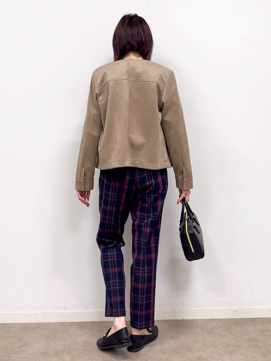 𝐜𝐡𝐢𝐤𝐚さんの「SHOO･LA･RUE｜【S-LL/チェック柄アソート】脚のラインをきれいに見せる タックテーパードパンツ」を使ったコーディネート