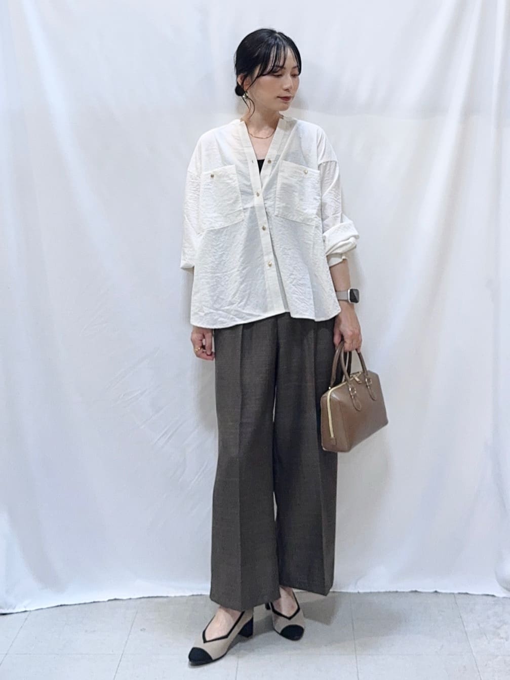 𝐇𝐢𝐫𝐨𝐦𝐢さんの「SHOO･LA･RUE｜【S-LL/洗濯後しわになりにくい】ゴールドパーツできれい見え 麻調タックワイドパンツ」を使ったコーディネート