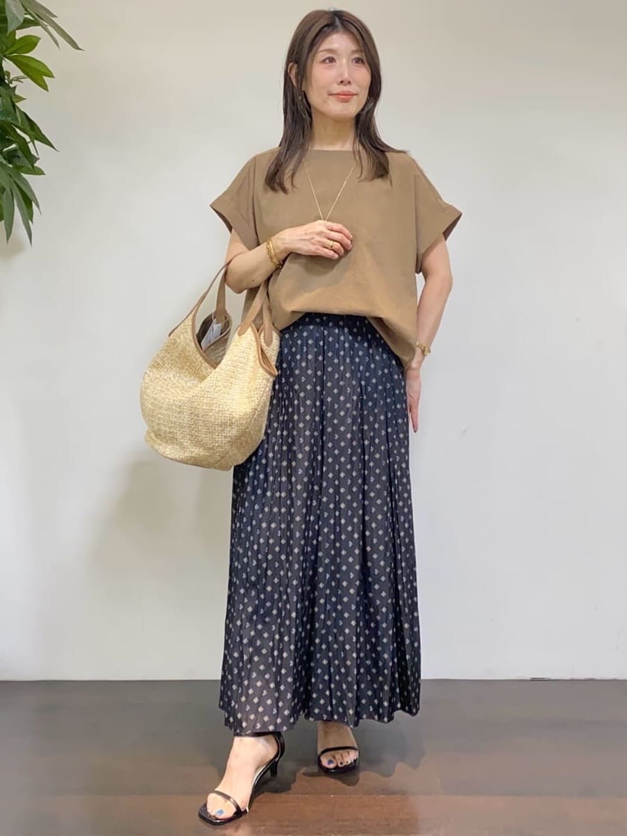 tomoさんの「UNTITLED｜【セットアップ可/リラクシー/通勤】スクエアジオメ柄ブラウス」を使ったコーディネート