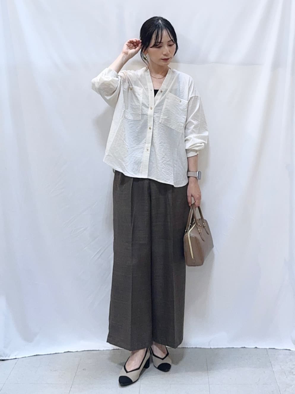 𝐇𝐢𝐫𝐨𝐦𝐢さんの「SHOO･LA･RUE｜【S-LL/洗濯後しわになりにくい】ゴールドパーツできれい見え 麻調タックワイドパンツ」を使ったコーディネート
