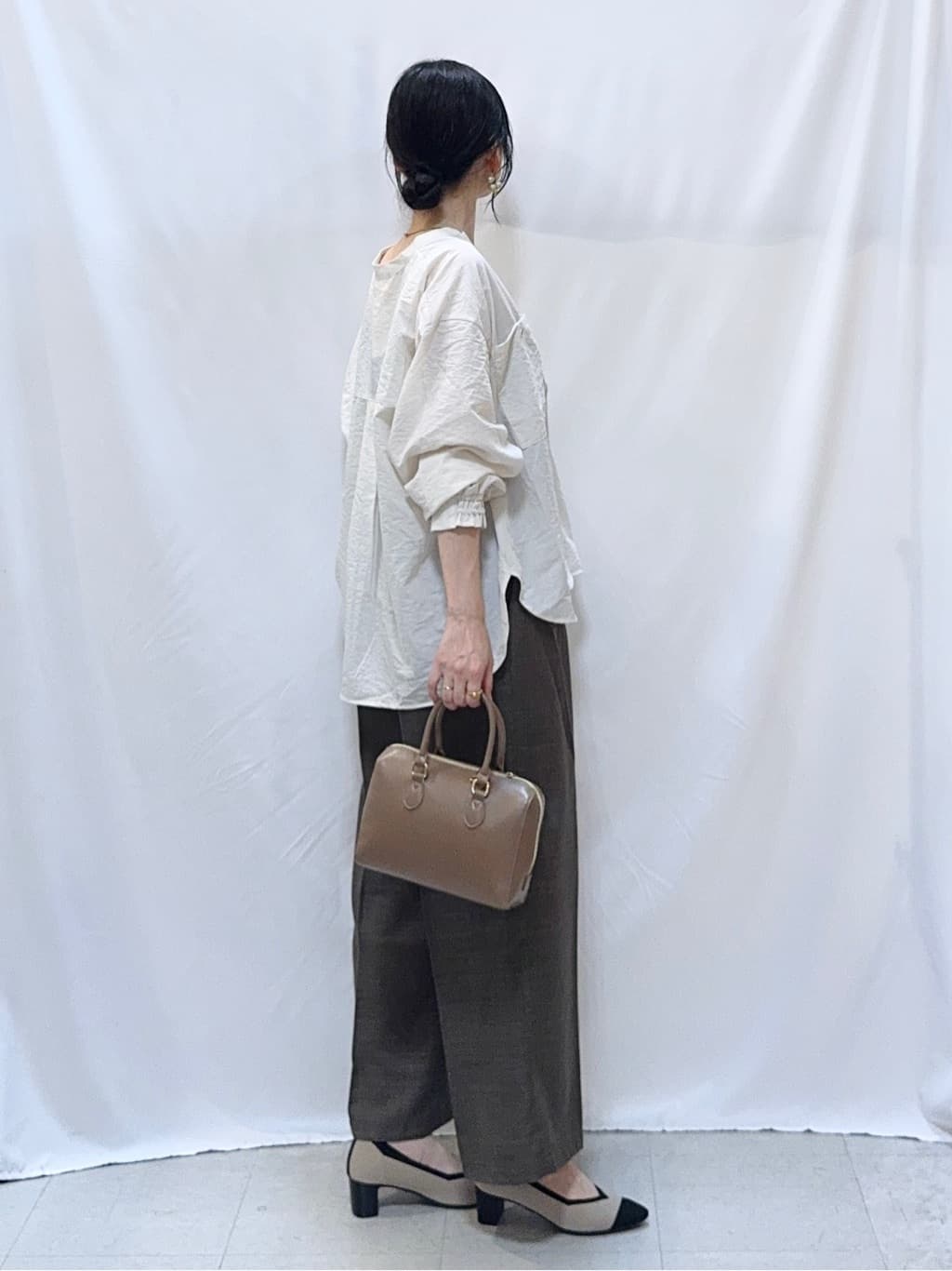 𝐇𝐢𝐫𝐨𝐦𝐢さんの「SHOO･LA･RUE｜【S-LL/洗濯後しわになりにくい】ゴールドパーツできれい見え 麻調タックワイドパンツ」を使ったコーディネート