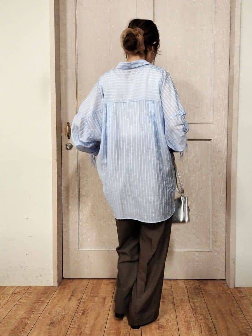 masamiさんの「SHOO･LA･RUE｜【S-LL】程よい透け感 ストライプ柄 お袖ギャザーデザインシャツ」を使ったコーディネート