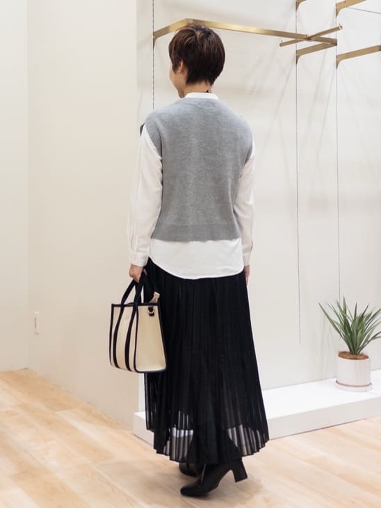 シュウコさんの「grove｜ニットベスト&times;シャツセット」を使ったコーディネート