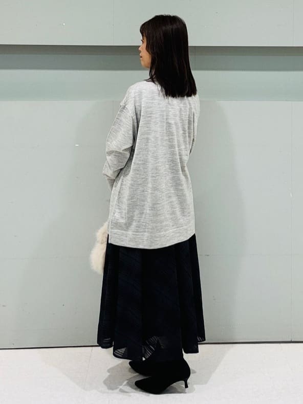 makiさんの「UNTITLED｜【1枚で着映え/オンオフ着回し】フリルサテンブラウス」を使ったコーディネート