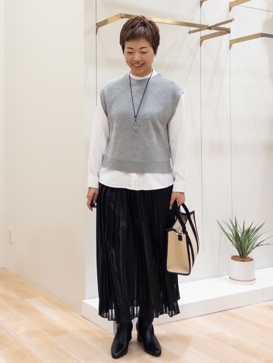 シュウコさんの「grove｜ニットベスト&times;シャツセット」を使ったコーディネート