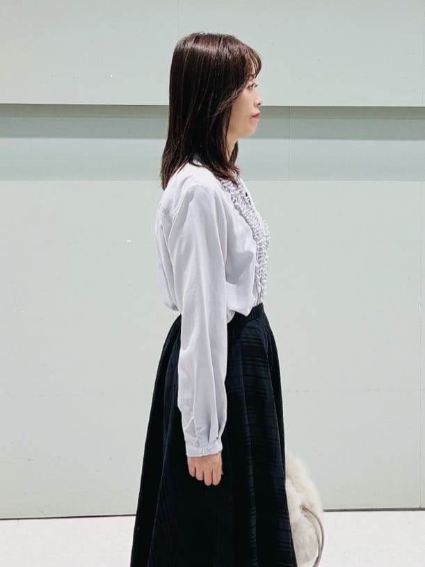 makiさんの「UNTITLED｜【1枚で着映え/オンオフ着回し】フリルサテンブラウス」を使ったコーディネート