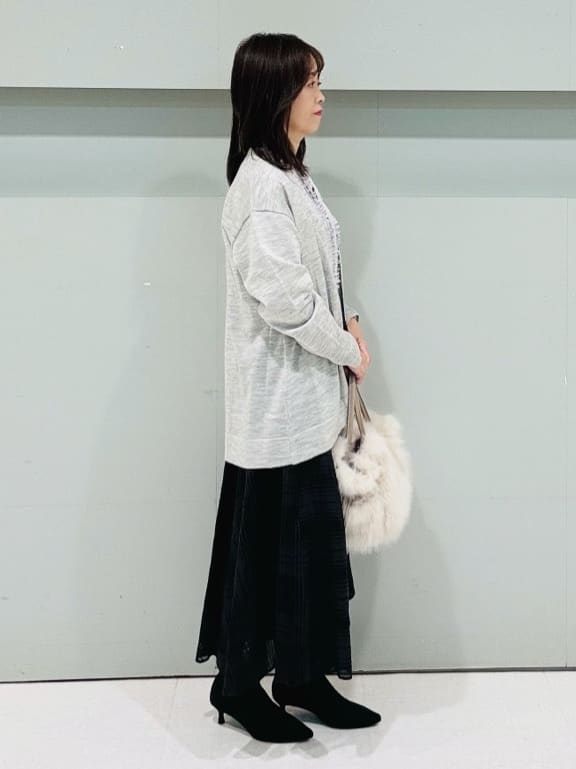 makiさんの「UNTITLED｜【1枚で着映え/オンオフ着回し】フリルサテンブラウス」を使ったコーディネート