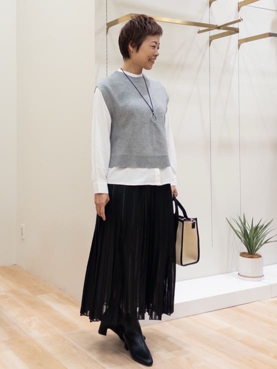 シュウコさんの「grove｜ニットベスト&times;シャツセット」を使ったコーディネート