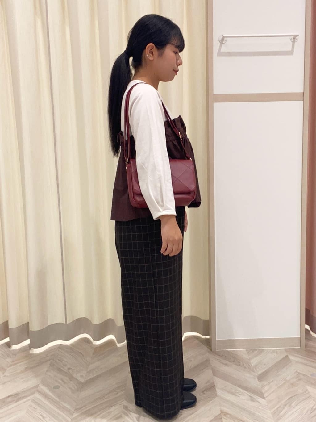 まちゃんなちゃんさんの「SHOO･LA･RUE｜【洗濯機可/S-LL】1枚で華やか フリルドッキングトップス」を使ったコーディネート
