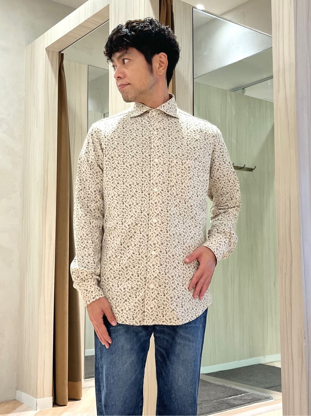 URAさんの「TAKEO KIKUCHI｜アンチピリング ジップアップ ニット」を使ったコーディネート