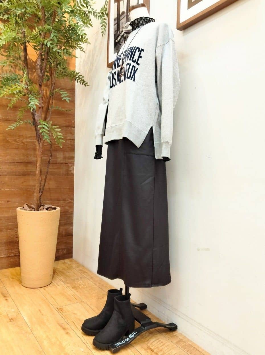 うっちーさんの「SHOO･LA･RUE｜グラフィックアソート裏毛スウェット」を使ったコーディネート