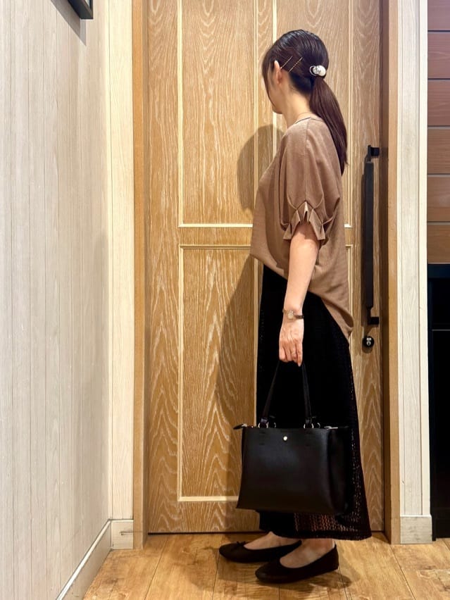 KAORIさんの「SHOO･LA･RUE｜【洗える】お袖のタックがアクセント インせず着られる さらさらドルマントップス」を使ったコーディネート