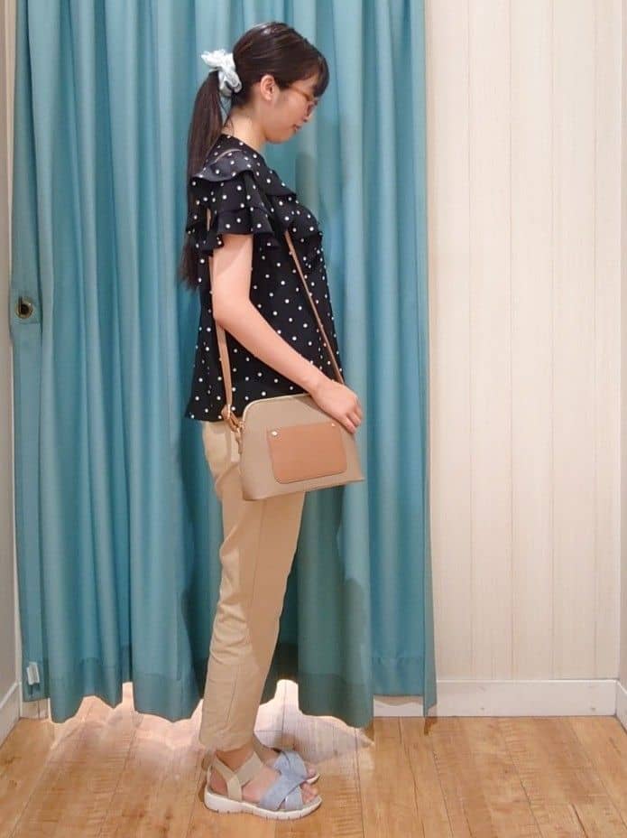 hanaさんの「SHOO･LA･RUE｜【無地/ドット柄】お袖フリルが華やぐ きれいめブラウス」を使ったコーディネート