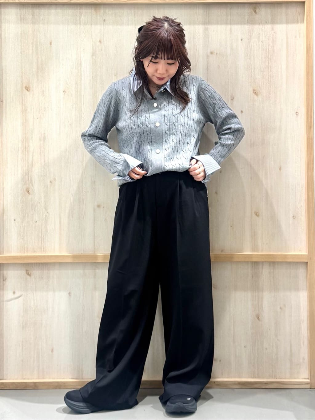 nanaさんの「THE SHOP TK｜【着るだけでコーデ完成】シャツレイヤード風 ケーブルニット」を使ったコーディネート