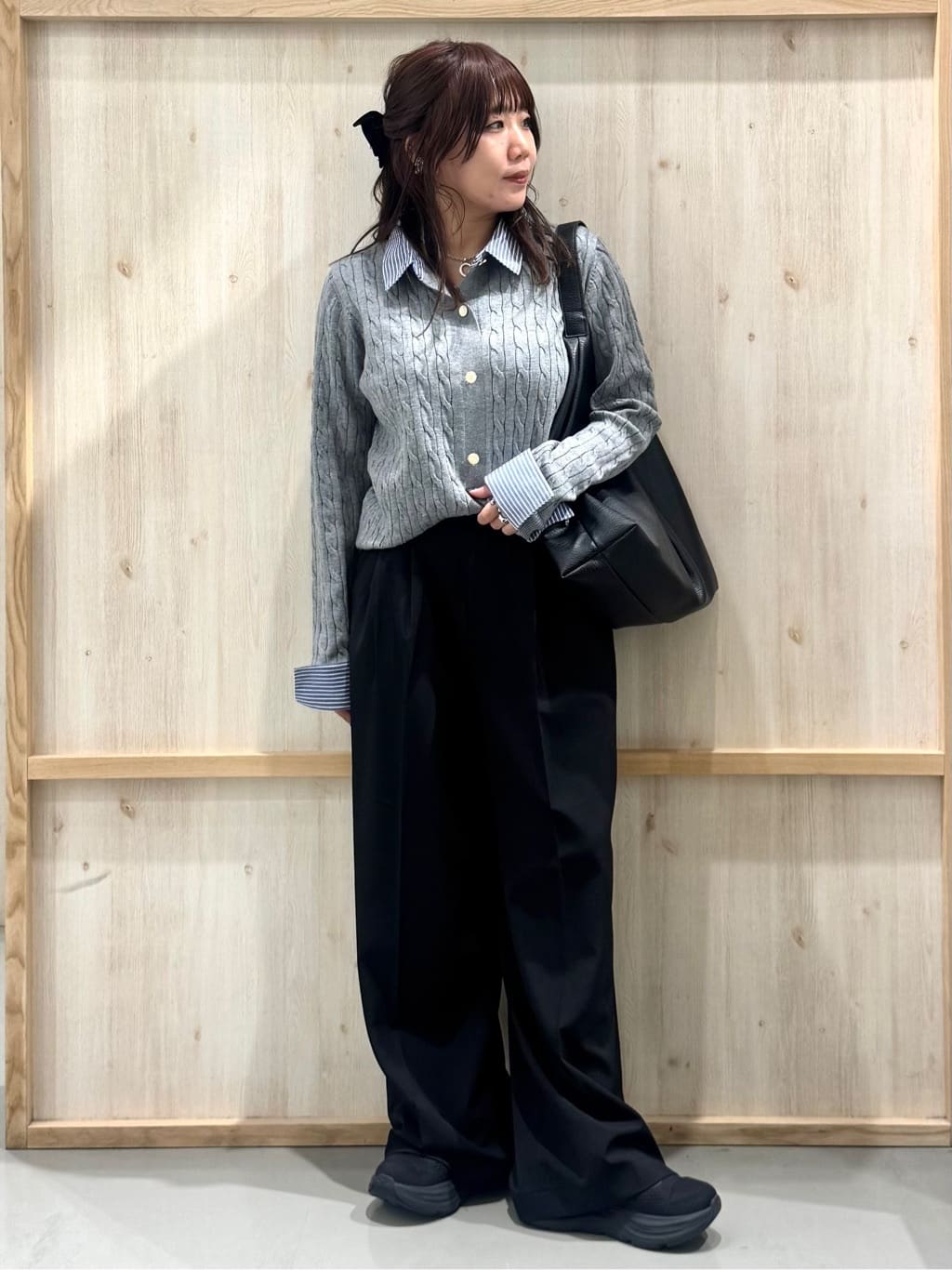 nanaさんの「THE SHOP TK｜【着るだけでコーデ完成】シャツレイヤード風 ケーブルニット」を使ったコーディネート