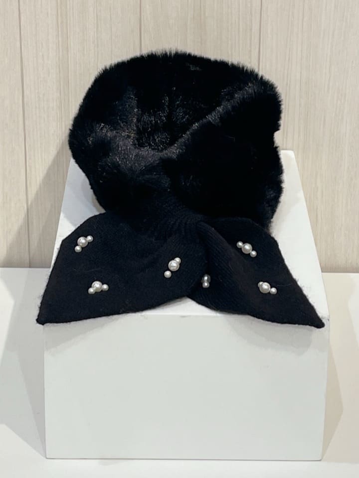 amberさんの「SHOO･LA･RUE｜ファー&times;パール風付きニットティペット」を使ったコーディネート