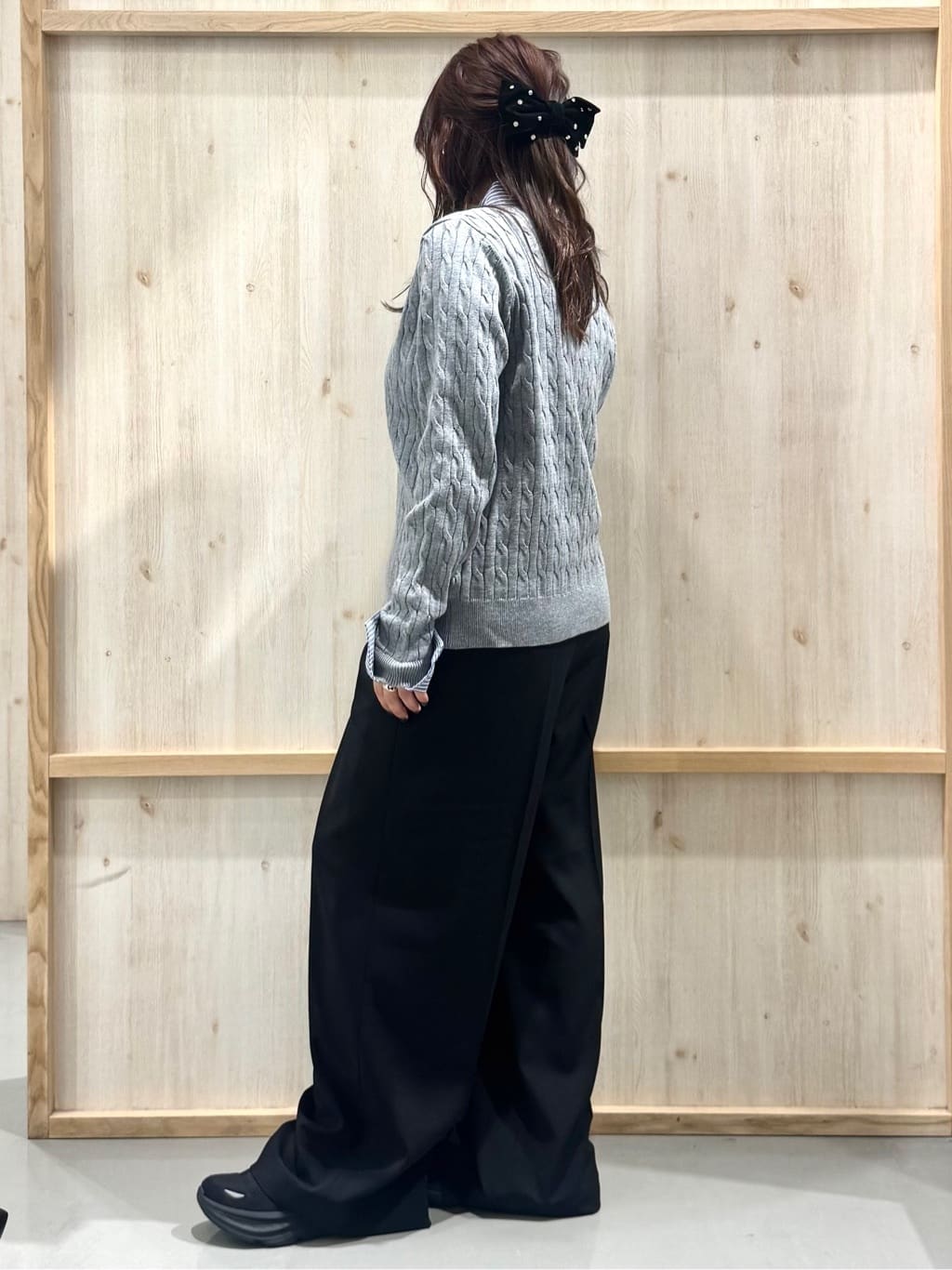 nanaさんの「THE SHOP TK｜【着るだけでコーデ完成】シャツレイヤード風 ケーブルニット」を使ったコーディネート